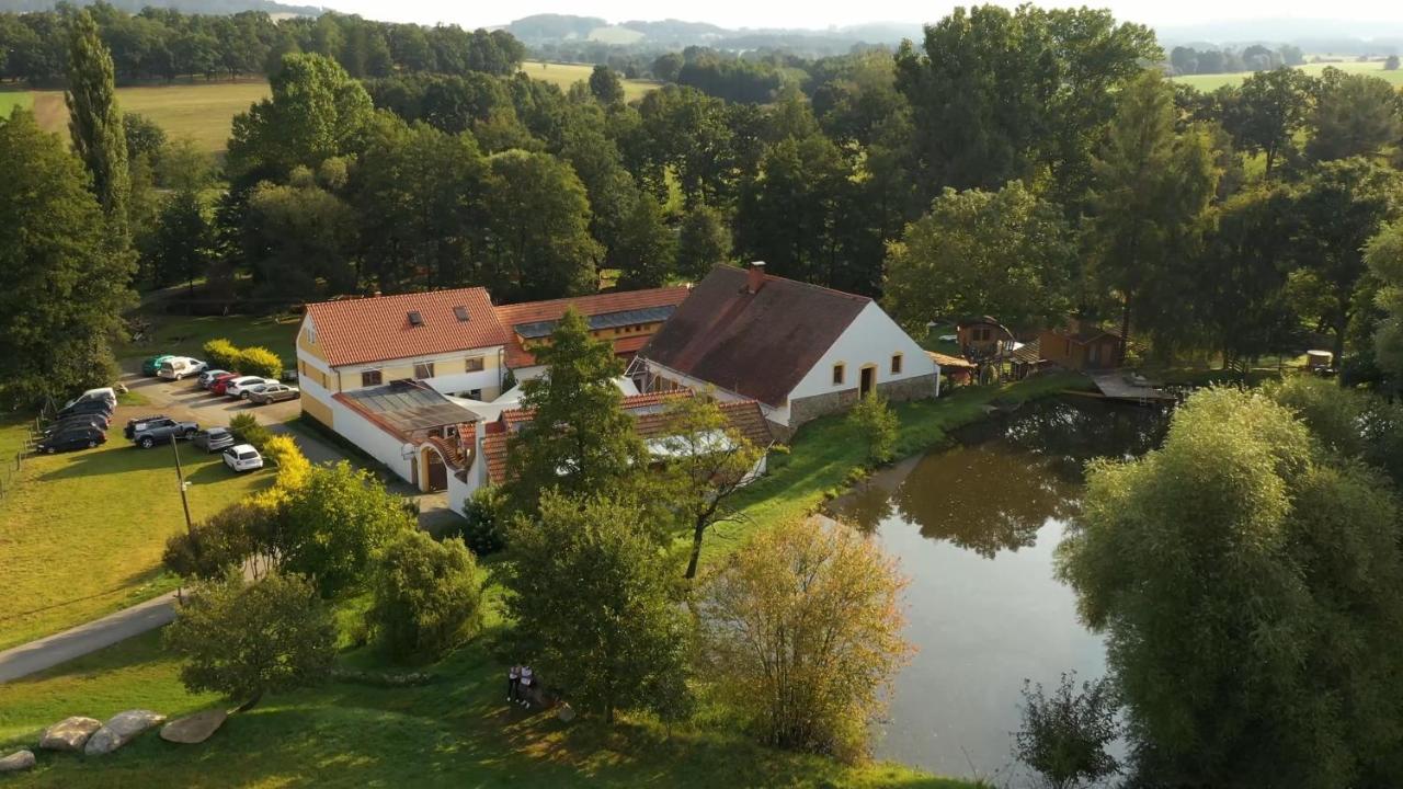 Strnadovsky Mlyn Hotel Jesenice  ภายนอก รูปภาพ