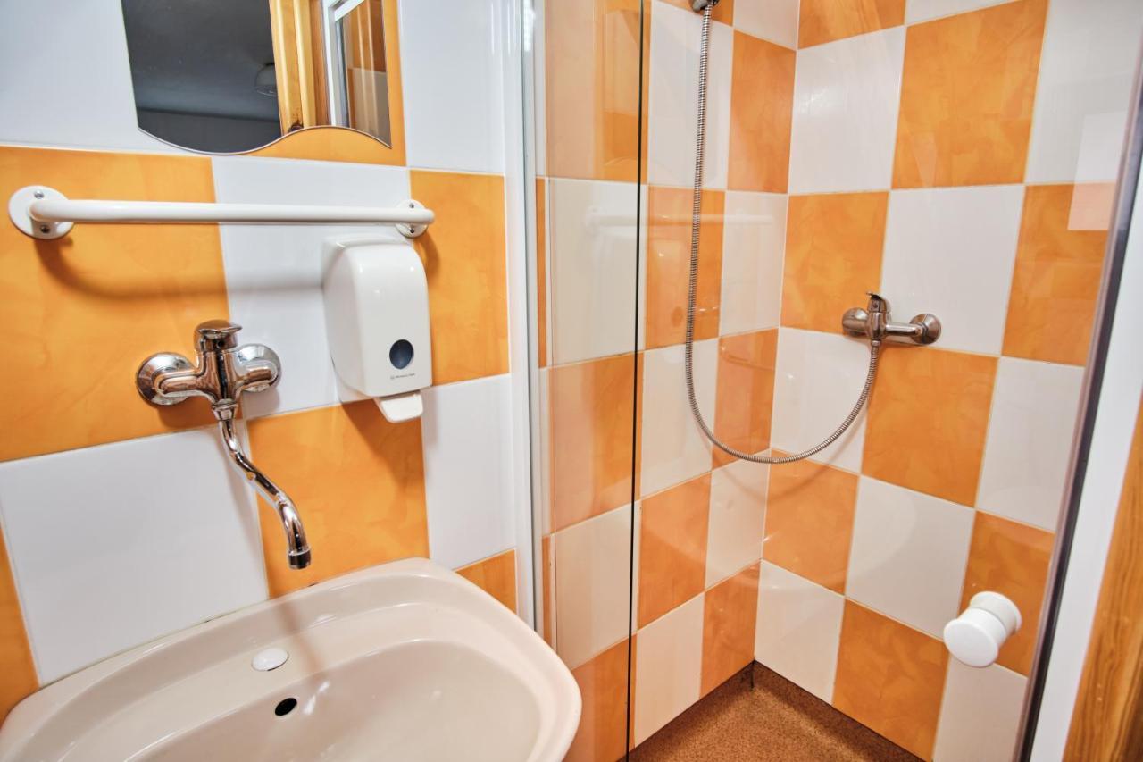 Strnadovsky Mlyn Hotel Jesenice  ภายนอก รูปภาพ