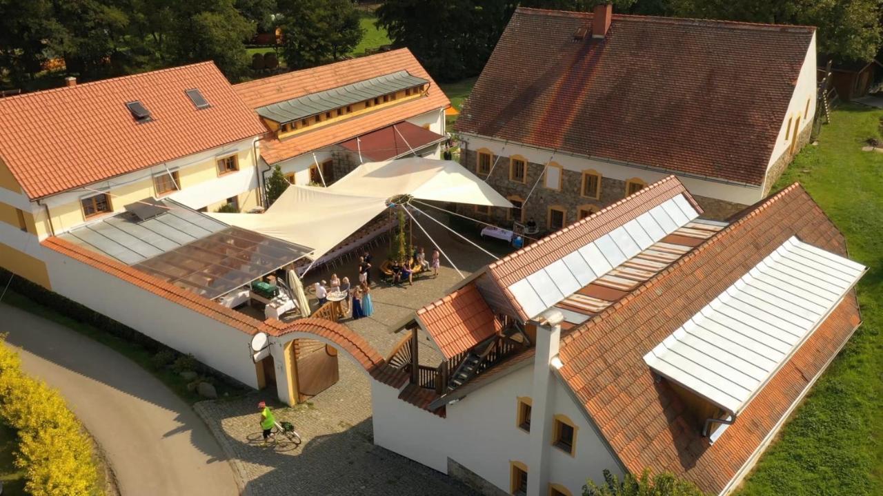 Strnadovsky Mlyn Hotel Jesenice  ภายนอก รูปภาพ